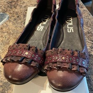 MJUS. size 37 (7). Italian leather. New.